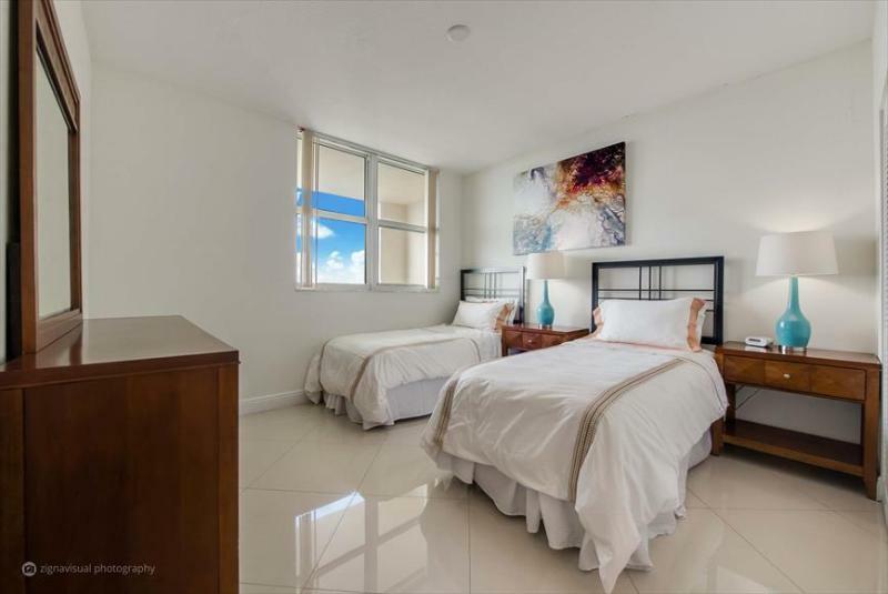 Global Luxury Suites At One Broadway Маями Екстериор снимка